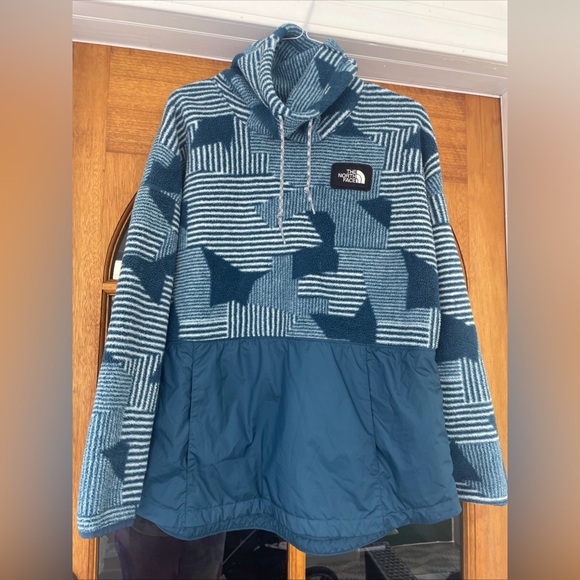 The North Face Jackets & Blazers - The North Face Women's XL Teal And White Pattern Pullover Fleece